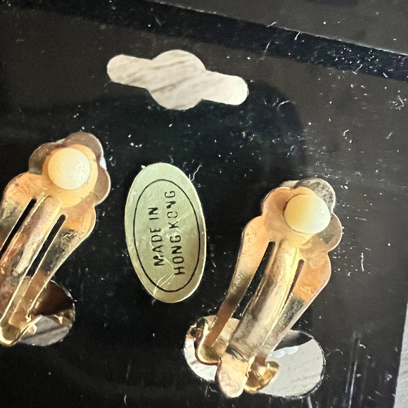 Vintage 1980s Beaded Cluster Clip On Earrings NOS Gold Faux‎ Pearl Black Retro - Picture 6 of 6